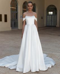 Élégants robes de mariée en satin blanche élégant avec poches A-Line Ivory Off épaule plissée Sweep Train Zipper Back Simple Bridal Robes pour femmes