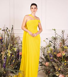 Elegante lange gele chiffon avondjurken met lintschede een schouder geplooide vloerlengte ritssluiting terug prom jurken voor vrouwen