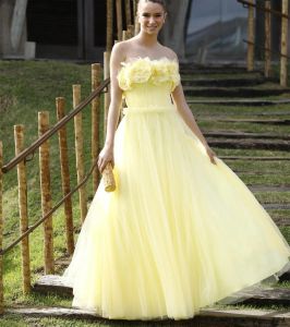 Elegantes vestidos de noche largos de tul sin tirantes de color amarillo sin mangas con flores hechas a mano Una línea hasta el suelo Vestidos De Fiesta para mujeres