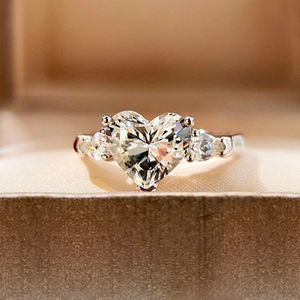 Elegante liefde hart vorm clear cubic zirconia steen solitaire ring klassieke diamant bruiloft jewerly voor vrouwen meisjes