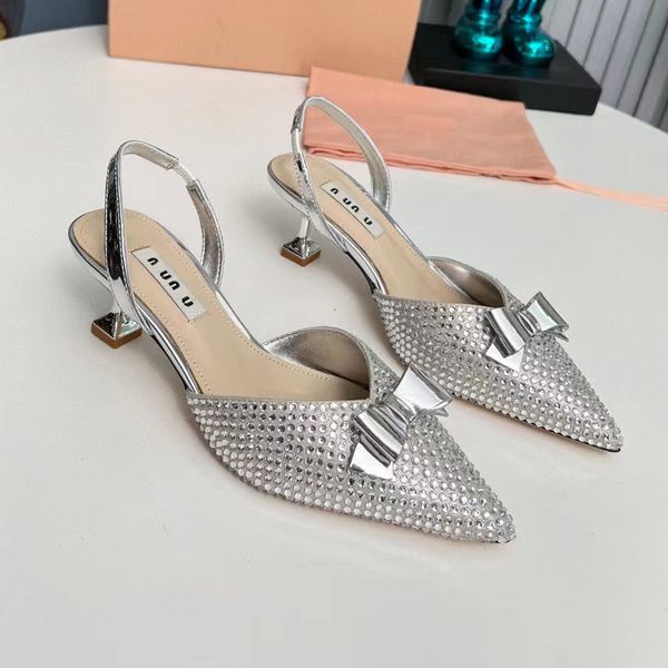 Elegantes sandalias de diseño de lujo de tacón bajo, adornos de diamantes de imitación para mujer, puntas puntiagudas, zapatos de vestir de fiesta con decoraciones de lazo de cuero informal