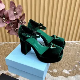 Elegantes sandalias de diseño de lujo Velvet Plataforma de moda Tacón de boda Zapatos de boda Mujeres Tobillo casual con triángulo Metal Decoration Decor