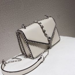 Elegante luxe dameskruistas met geklonken randketen - Designer geklonken schoudertas aangeboden door Fashion Handbag Shop