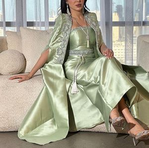 Elegante mintgroene satijnen lange prom -jurken met cape delicate kralen parels formele feestjurk bescheiden promjurken