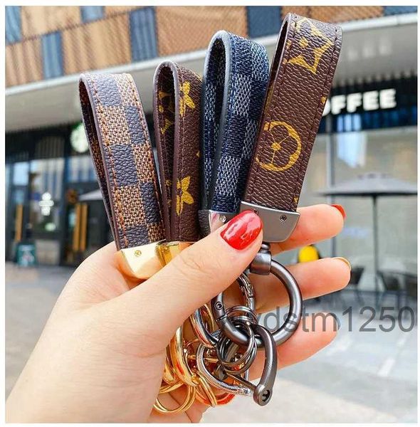 Porte-clés élégant en cuir Pu monogrammé - Porte-clés en métal d'inspiration designer avec motif de grille florale pour hommes WRJ4