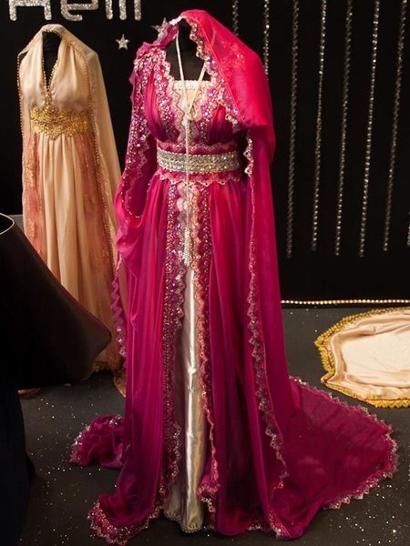 Robes de soirée caftan marocaines élégantes avec hijab fuchsia en mousseline de soie caftan à manches longues perles brillantes une ligne robes de soirée formelles arabe dubaï abaya robe de bal musulman