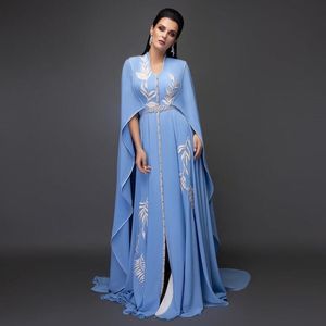 Elegante Marokkaanse Kaftan Sky Blue Avondjurken met Kaap V-hals Wit Borduurwerk Applicaties Arabische Dubai Vrouwen Chiffon Caftan Prom-jurken Lange Formele Feestjurk