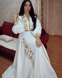 Elegante Kaftan marroquí Vestidos de noche formales blancos con bordado dorado Mangas largas Una línea Vestido de ocasión formal de satén dividido frontal para mujer Estilo árabe Dubai