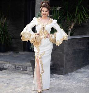 Élégant caftan marocain gaine blanche robes de soirée formelles avec des appliques dorées cristaux perlés Turquie arabe Dubaï fendu robes d'occasion spéciale à manches longues 2022