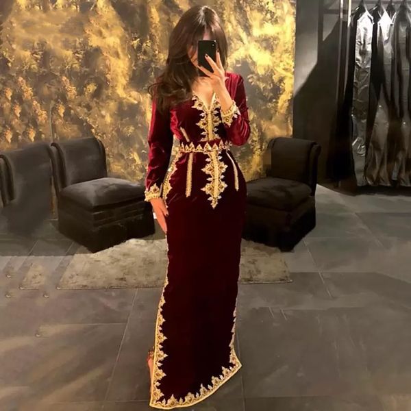 Elegante Marruecos Kaftan Velvet Vestidos de noche formales V Cuello doble Sendero de mangas largas Dubai Prom Party Gowns Gold Lace Appliques Crystals Bane 2023