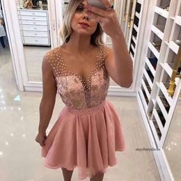 Elegante nieuwe V -nek Blush roze kralen Korte Homecoming -jurken Mouwloze avond Sheer Lace Pearls Mini Tail Party Jurken Z25 0510