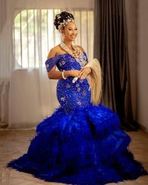 Robes de bal sirène élégantes à épaules dénudées 2022 Appliques de dentelle bleu royal perlées avec des plumes train, plus la taille des robes de soirée formelles pour les femmes africaines