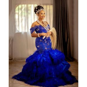 Elegant Off Shoulder Mermaid Prom Dresses Royal Blue Lace Applqiues kralen met veren trein plus maat formele avondjurken voor Afrikaanse vrouwen