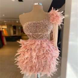 Élégante une épaule rose robes de bal de cocktail avec des plumes perles paillettes robes de soirée courtes robe de retour de luxe 2022253m