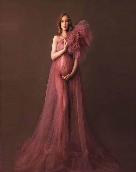 Robes de maternité en tulle élégantes à une épaule voir à travers les femmes sexy, plus la taille des robes de chambre de maternité en tulle pour la photographie 210305389254