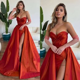 Elegante vestido de fiesta rojo naranja pliegues de tafetán sweethear