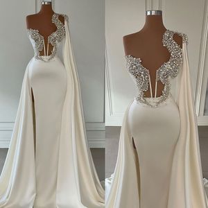 Elegante parels zeemeermin trouwjurken sexy een schouder kralen Vestidos de noiva hoge gesplitste bruidsjurk op maat gemaakt