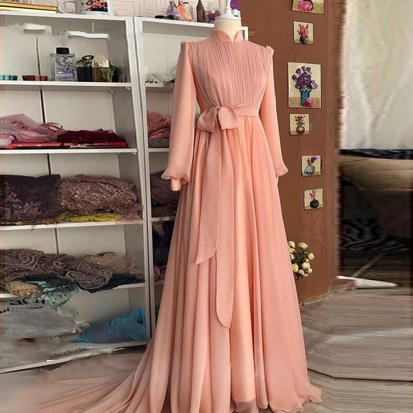 Perles élégantes en mousseline de soie rose robes de soirée formelles musulmanes col haut manches longues plis caftan marocain robes d'occasion spéciale une ligne arabe robe de bal de Dubaï
