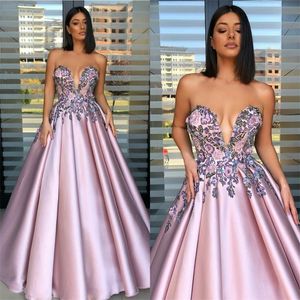 Elegante roze a-lijn avondjurken v-hals mouwloze geappliceerd kant formele prom jurk ruche satijnen sweep trein pageant jurk goedkoop