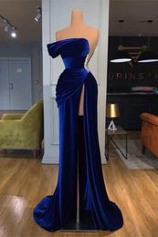 Bleu royal une épaule velours longues robes de soirée perlées découpées froncées dos nu longueur de plancher robes de bal avec haute fente BC11436