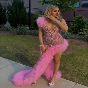 Élégants robes de bal rose pour fille noire 2024 Luxury Diamond Crystal Ruffles Rougne de soirée avec une robe d'anniversaire formelle à fente haute fente