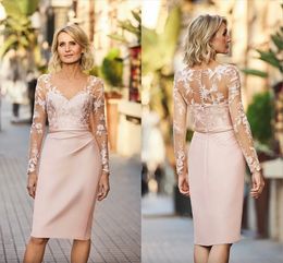 Elegante roze satijnen moeder van de bruid jurken voor vrouwen illusie lange mouwen v nek korte prom feestjurken knie lengte applicated kanten mantel moeders jurk