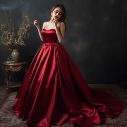 Elegante Tallas grandes Rojo oscuro Una línea Vestidos de noche para mujeres Cariño Satén Drapeado Plisados Ocasiones formales Desfile Fiesta de cumpleaños Baile Vestidos famosos con guantes