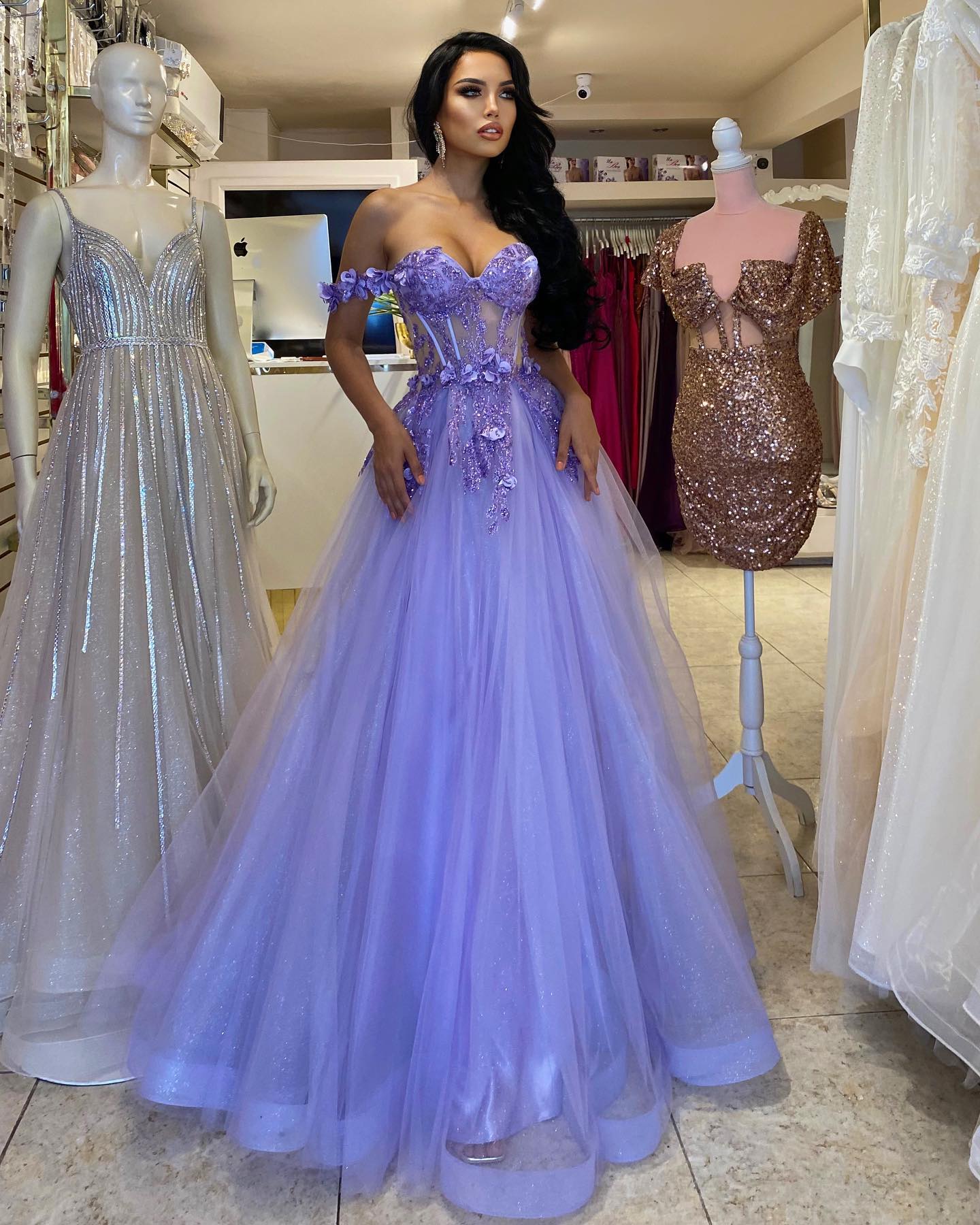 Elegante viola A Line Prom Dresses Lungo per le donne Sweetheart Fiori 3D Vedere attraverso Tiered Tulle Abiti formali Occasioni speciali Compleanno Pageant Abiti da sera