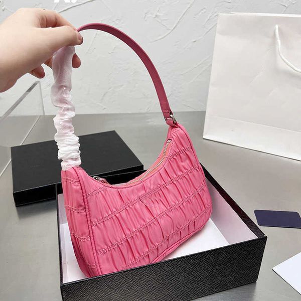 Réédition élégante 2005 sacs en nylon de designer pour femmes hobo motif en relief poignée supérieure fourre-tout sac à main sous les aisselles de haute qualité