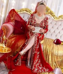 Élégant rouge Caftan Robes de soirée en dentelle dorée Appliques à l'avant Split marocain Kaftan Prom Robe à manches longues Arabe Formal Party Wear 2023