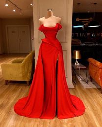 Élégant rouge Satin longues robes de soirée 2020 hors de l'épaule froncé fendu balayage Train formelle fête robes de bal BC3681