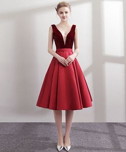 Elegante rode korte v-hals fluwelen homecoming-jurken met zakken a-lijn satijnen korset terug galafeestjurk met sjerp voor dames