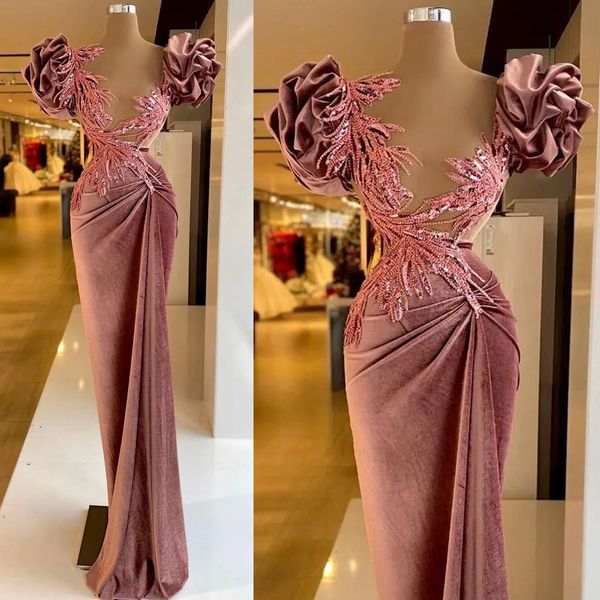 Elegantes vestidos de noche de terciopelo rosa rosa Pliegues con lentejuelas Vestidos de fiesta con cuello transparente Mangas cortas hinchadas Vestido de fiesta de celebridades sexy por encargo