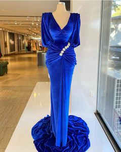 Elegant Royal Blue Vlevet Formele avondjurken Half Mouwen V-Neck Mermaid Long Prom Party Jurken Plees Pleads kralen Afrikaans Arabische speciale gelegenheidslijtage