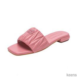 Sandales élégantes Slippers Delate-Slippers Designer Miui Miui Fashion Dress Chaussures Fashion Casual Choquet Banquet Party French Retro Flat Chaussures confortables et polyvalentes