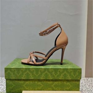 Sandales élégantes Chaussures habillées de créateurs Vêtements pour femmes Noeud en cuir véritable Sangle fine Combinaison Bride à la cheville 9,5 cm Talon haut Strass Bouton Chaussures de fête