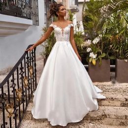 Satin élégant Une ligne robes de mariée transparent o cou de dentelle appliquée boho simple avec des manches de cap