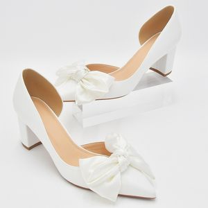 Elegantes zapatos de boda blancos satinados para novias Chic Big Bow Color sólido tacones gruesos mujeres bombas puntiagudos zapatos de novia CL0422