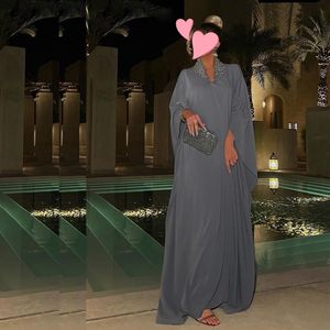 Elegante Saoedi-Arabische avondjurken met kralenhals en lange mouwen moslimavondjurk grijs satijnen robe de soiree voor Kafan