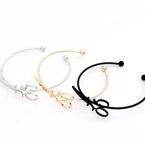 Pulseras elegantes con abalorios de tijeras para mujeres y hombres, brazaletes abiertos simples dorados, plateados y negros, joyería de estilista para el cabello, venta al por mayor