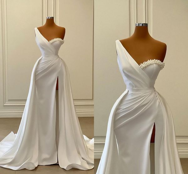 Elegante Sexy Tallas grandes Sirena Vestido de novia Un hombro Perlas Lado alto Dividir drapeado Plisados Sin respaldo Corte Desmontable Tren Vestido de novia Vestidos De Noiva Personalizado