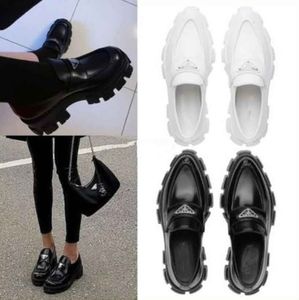 Triangle Élégant Luxe Designer Casual Chaussures Mocassin Chaussure Métal Monolith Chocolat Brossé Noir Cuir Mocassins Plate-Forme Talon Pointu Et Orteils Ronds EU35-41