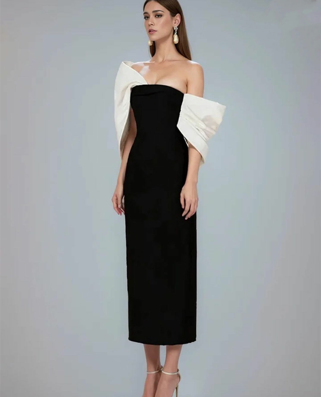 スリットシース付きエレガントな短い黒クレーププロムドレス非対称ネックラインプリーツジッパーバックティーレングスイブニングドレス女性のためのイブニングドレス