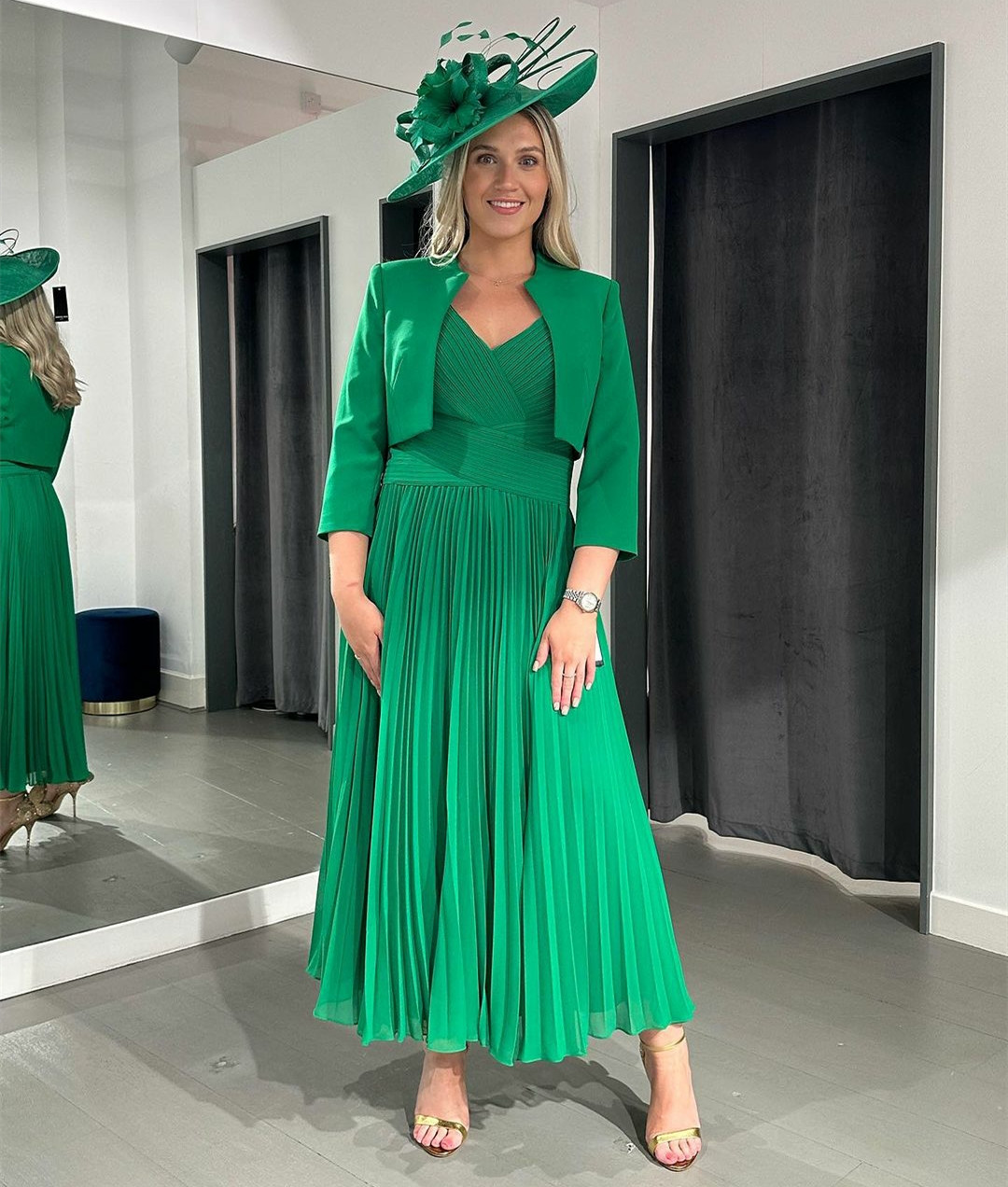 Elegantes, kurzes Chiffon-Kleid für die Brautmutter in Grün mit Jacke, A-Linie, 3/4-Ärmel, plissiert, Kleid für die Mutter des Bräutigams, Patenkleid für Frauen