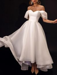 Élégants robes de mariée Hi-Lo Ivory avec poches A-Line Organza Off épaule Longueur asymétrique Zipper Back Bridal Robes pour femmes
