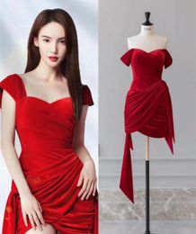Robes de célébrité courtes et élégantes, rouge, gaine en velours, Mini longueur, fermeture éclair au dos, robes de bal pour femmes
