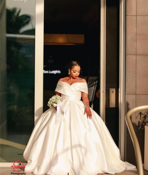 Élégant simple plus la taille robe de bal robes de mariée ruché chérie sexy hors épaule satin blanc plus la taille robes de mariée saoudiennes