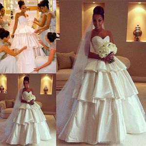 Elegante eenvoudige trouwjurken A Line Sweetheart Satijn Bruidsjurken met Tiered Rokken Plus Size Wedidng-jurken