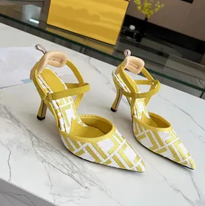 Elegante Slingbacks Casual Canvas Luxe Designer Sandalen Women Fashion Elastic Band Pointed Teen 8,5 cm hoge hiel Dress Party Trouwschoenen