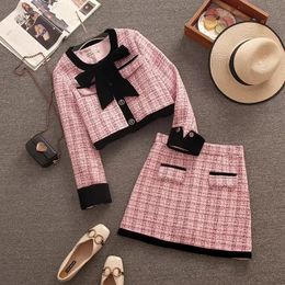 Elegante kleine geur tweed tweedelige set voor lente en herfst vrouwen buigen korte blazer coathigh taille mini rok roze pak 240425